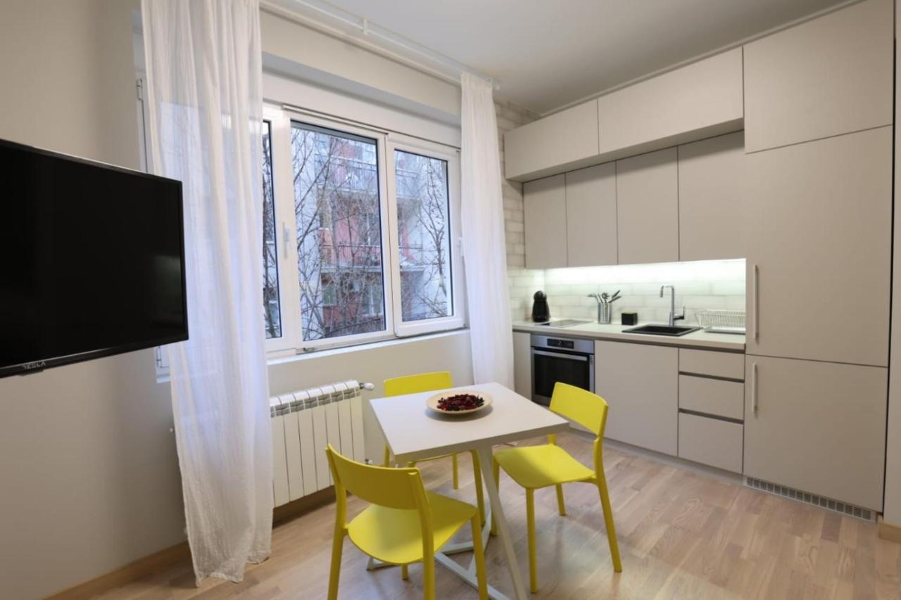 Center Vi Apartament *